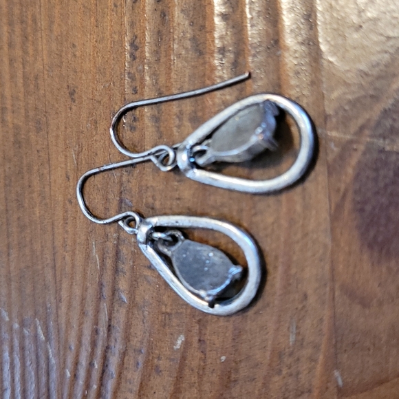Pale green teardrop earrings - Picture 3 of 4